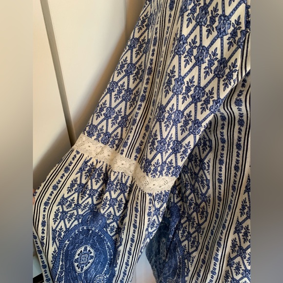 NWT! VINTAGE AMERICA BLUES, Women's Boho Top, Blue Floral, Smocked, Lace Trim XL - Picture 4 of 13